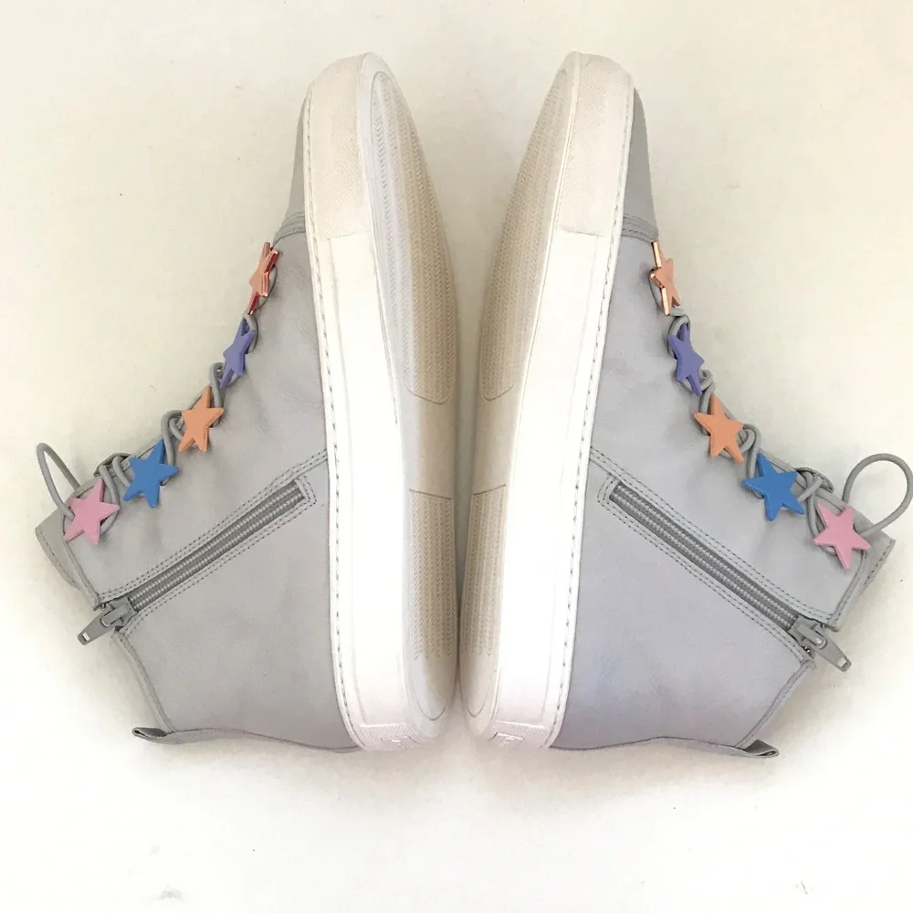 KATY PERRY High Top Sneakers with Multicolored Stars Gray Women’s Size 8 NWT
